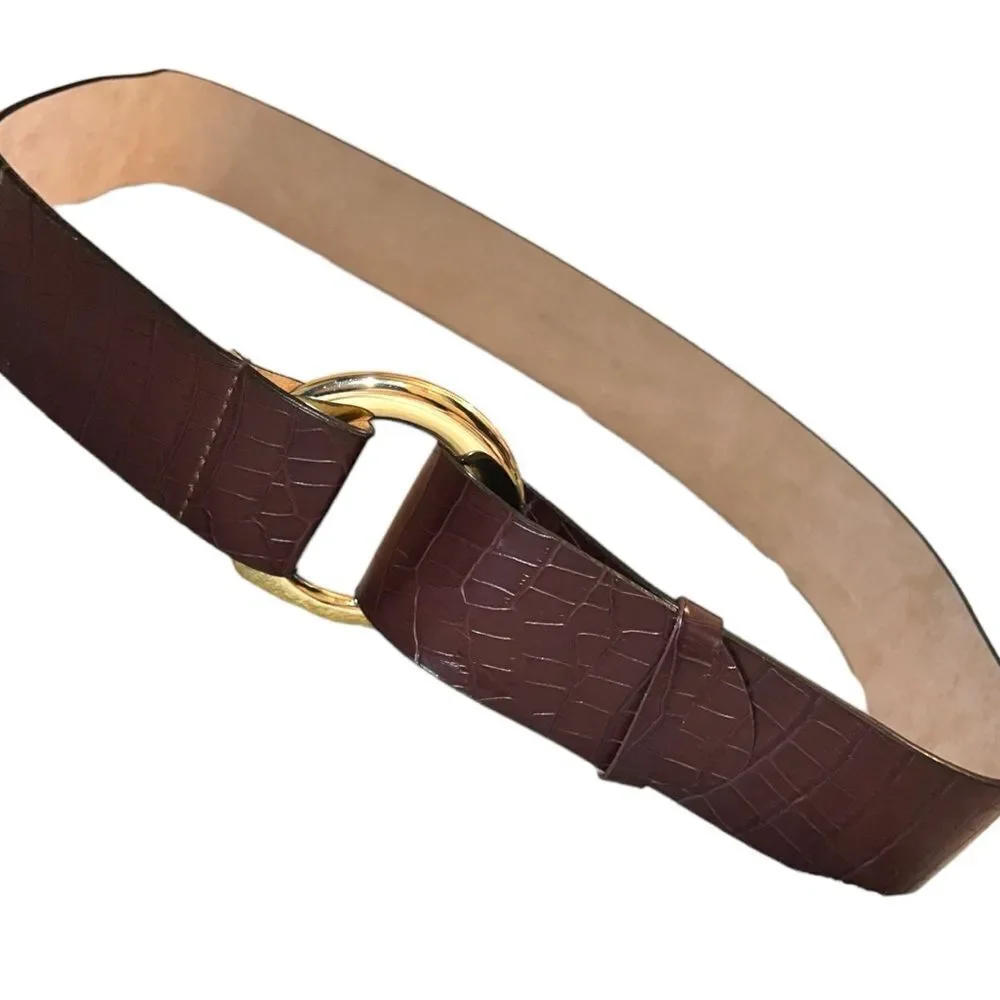 Brown croc style leather belt with round gold buckle! New